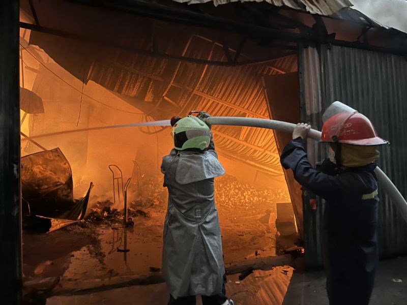 Đám cháy xuất hiện tại một dãy nhà xưởng ở ngõ 200, phường Vĩnh Hưng, quận Hoàng Mai, Hà Nội