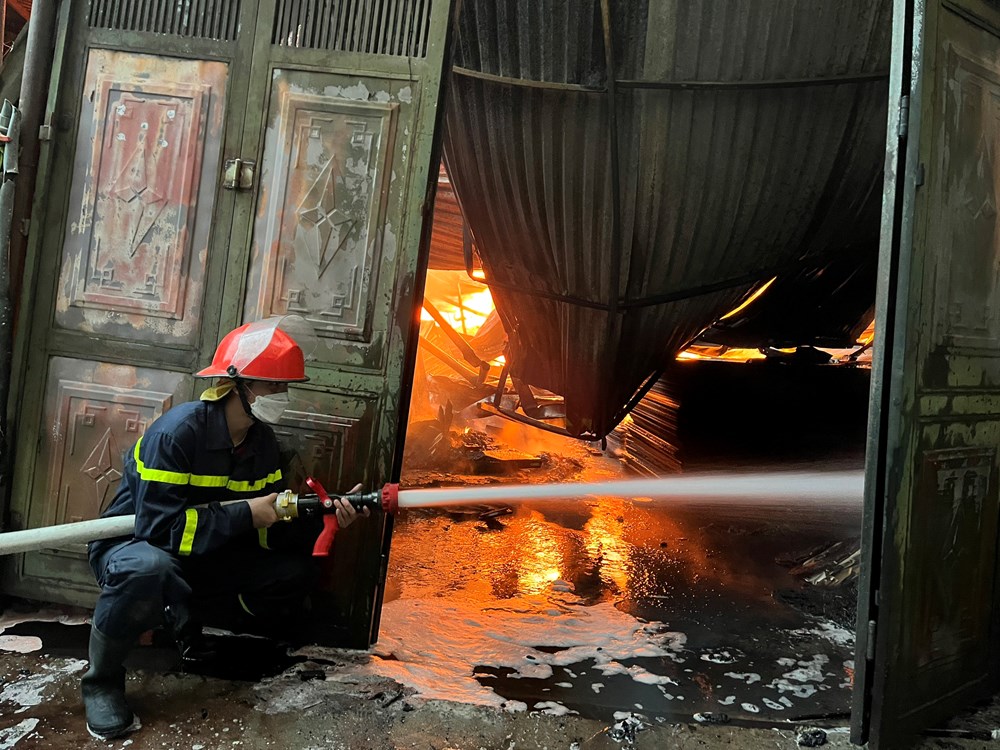 Lực lượng cảnh sát phòng cháy chữa cháy và cứu nạn cứu hộ đã nhanh chóng huy động lực lượng dập tắt đám cháy