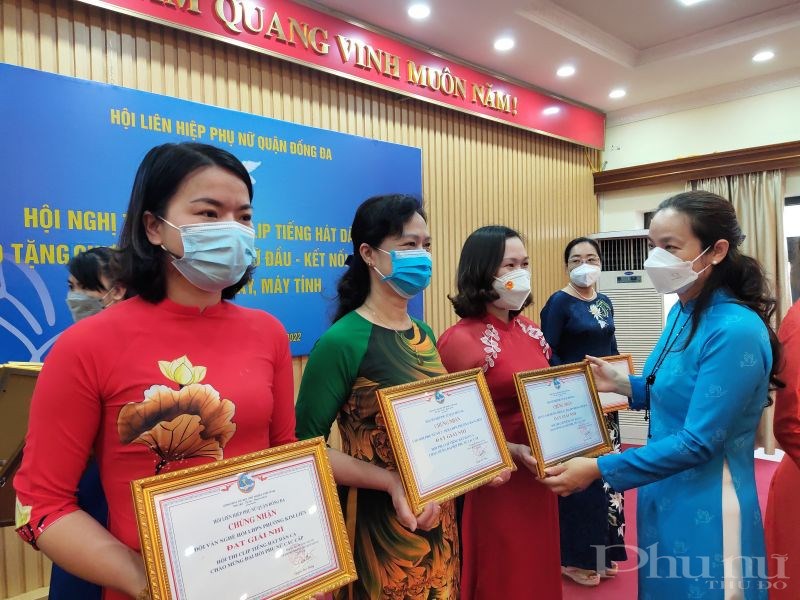 Đồng chí Nguyễn Lan Hương, Chủ tịch Hội LHPN quận Đống Đa trao giải cho các đơn vị đạt Giải Nhì của cuộc thi Clip tiếng hát dân ca năm 2022