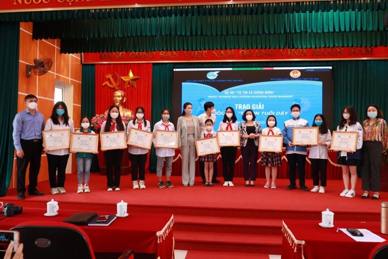 Ban Tổ chức và các đại biểu chụp ảnh cùng các thí sinh giành giải cuộc thi viết 