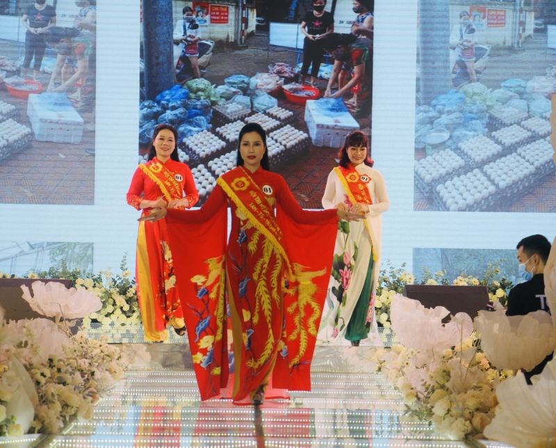 Các nữ doanh nhân của Hội LHPN quận Thanh Xuân trình diễn áo dài dân tộc
