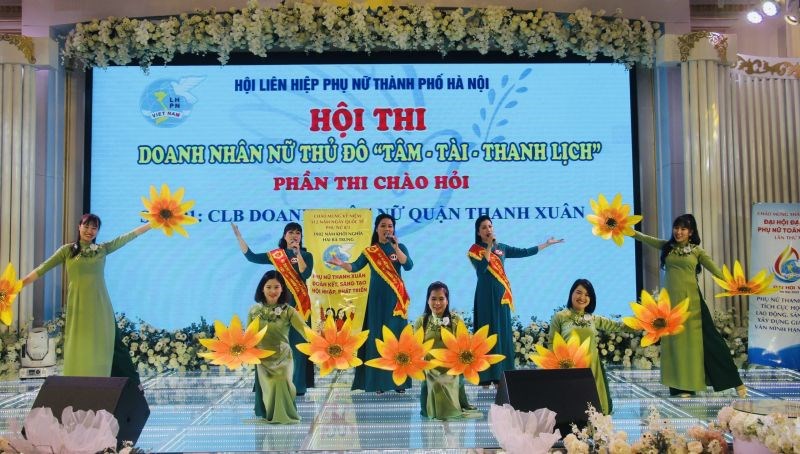 Đội thi của Hội LHPN quận Long Biên tham gia phần thi Chào hỏi