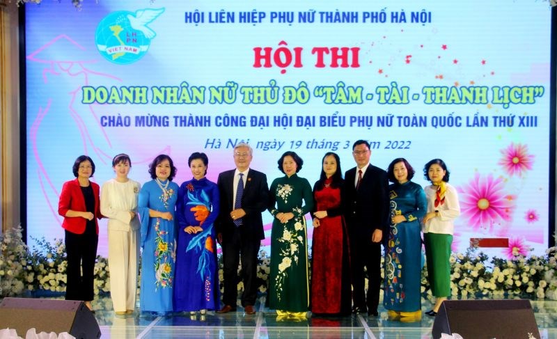 Các đồng chí lãnh đạo Hội LHPN Hà Nội và thành viên Ban Giám khảo hội thi