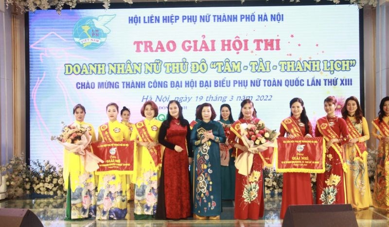 Các đồng chí: Đào Mai Hoa - Phó ban Hỗ trợ phụ nữ phát triển kinh tế (Hội LHPN Việt Nam) và Lê Thị Thiên Hương - Phó Chủ tịch Hội LHPN Hà Nội trao giải nhì