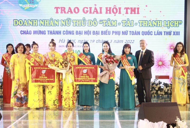 Các đồng chí: Nguyễn Thị Hảo - Giám đốc Trung tâm phát triển phụ nữ Hà Nội và. TS Trần Duy Khanh - Viện trưởng Viện đào tạo doanh nhân APEC trao giải ba