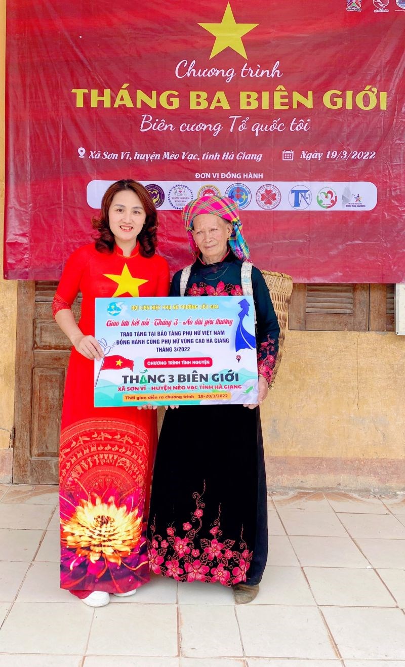 Chương trình tặng áo dài ý nghĩa của Hội LHPN phường Liễu Giai dành cho phụ nữ khó khăn ở xã Sơn Vĩ, huyện Mèo Vạc, tỉnh Hà Giang