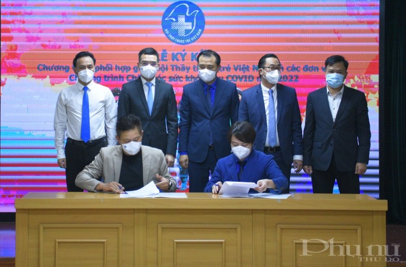 ThS. Dược sĩ Nguyễn Hữu Tú, Phó Chủ tịch thường trực kiêm Tổng thư ký Hội Thầy thuốc trẻ Việt Nam (bên phải) ký kết với các đối tác chương trình chăm sóc sức khỏe hậu COVID.
