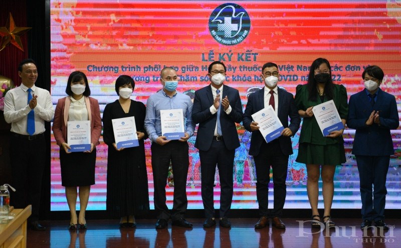 Đại diện Hội Thầy thuốc trẻ Việt Nam và các đơn vị ký kết chụp ảnh tại buổi lễ.