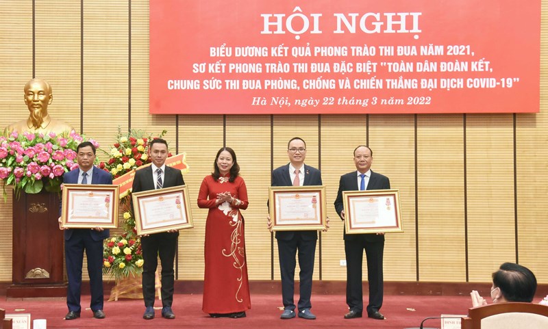 Phó Chủ tịch nước Võ Thị Ánh Xuân trao Huân chương Lao động hạng Ba cho các tập thể có thành tích xuất sắc