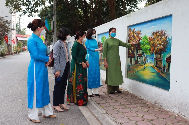 Chủ tịch Hội LHPN Việt Nam Hà Thị Nga và các đại biểu thăm công trình Đường hoa bích họa kiểu mẫu của Hội LHPN huyện Gia Lâm