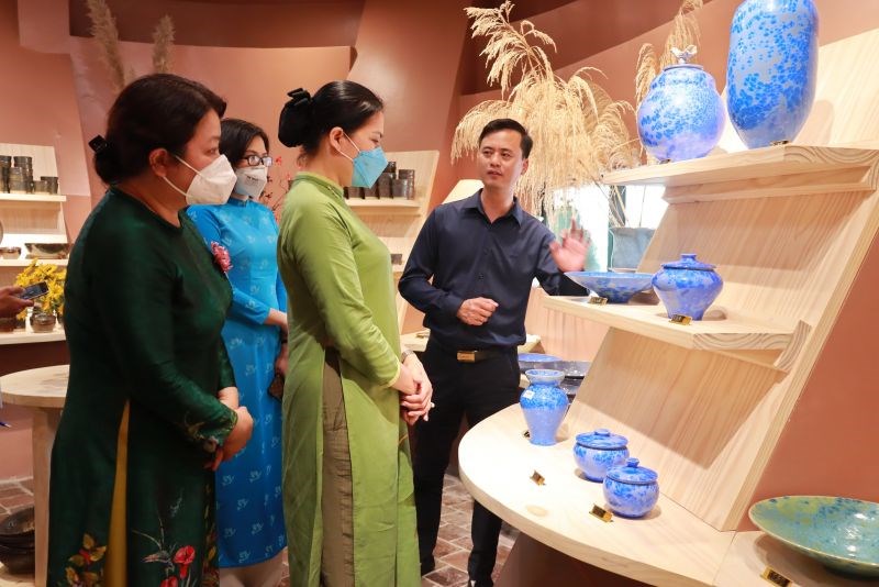 Các đại biểu thăm các tác phẩm gốm sứ được trưng bày tại thăm Trung tâm “Tinh hoa Làng nghề Việt”