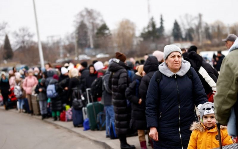 Người tị nạn chờ để lên xe buýt tại trạm kiểm soát biên giới ở Medyka sau khi rời Ukraina	 Ảnh: Reuters