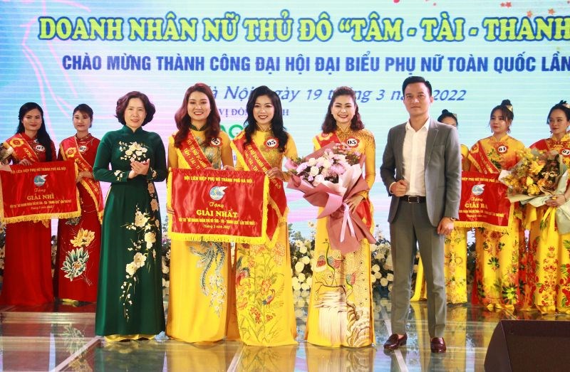 Đồng chí Lê Kim Anh - Chủ tịch Hội LHPN Hà Nội và đại diện đơn vị tài trợ là công ty CP nước sạch AQUA Việt Nam trao giải Nhất cho các nữ doanh nhân đến từ Hội LHPN quận Long Biên