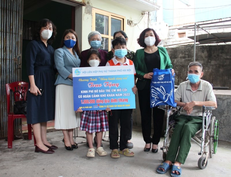 Đoàn công tác trao quà tặng cho các trẻ em mồ côi tại huyện  Thường TínẢnh: Thảo Hương