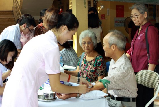 Hiện vẫn còn 500 ngàn người cao tuổi chưa có bảo hiểm y tế 	Ảnh: Int
