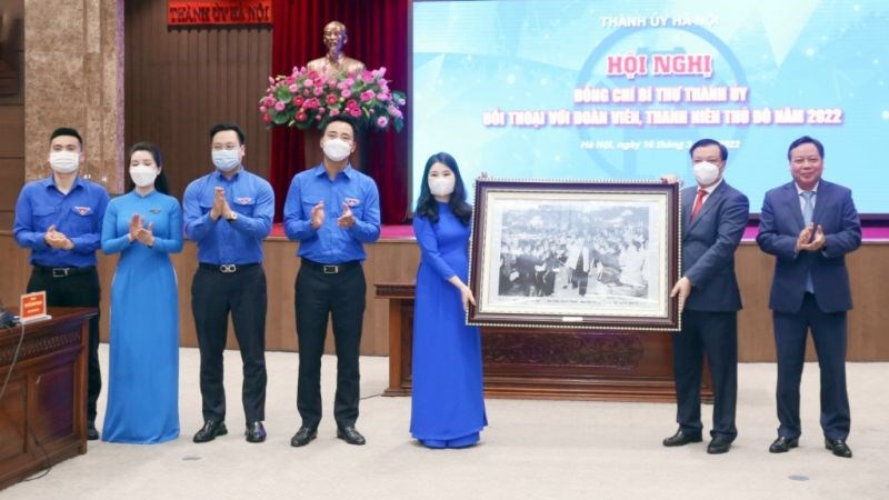 Bí thư Thành ủy Hà Nội Đinh Tiến Dũng tặng quà chúc mừng Đoàn Thanh niên thành phốẢnh: VT