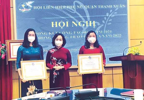 Chị Trịnh Thị Hồng Thuỷ (thứ nhất từ trái sang) đại diện cho Hội LHPN quận Thanh Xuân nhận Bằng khen của Trung ương Hội LHPN tặng vì có thành tích xuất sắc trong năm 2021