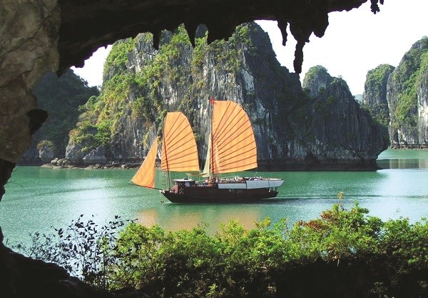 Vịnh Hạ Long (Quảng Ninh) vừa được Thetravel.com - chuyên trang về du lịch nổi tiếng bình chọn là điểm đến du lịch hấp dẫn thế giới