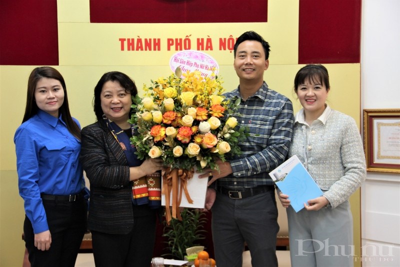 Đồng chí Nguyễn Thị Thu Thủy (thứ 2 từ trái qua) tặng hoa chúc mừng lãnh đạo, cán bộ Thành đoàn Hà Nội.