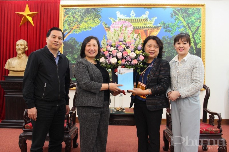 Đồng chí Nguyễn Thị Thu Thủy (thứ 2 từ phải qua) thay mặt Hội LHPN Hà Nội tặng hoa chúc mừng Sở Văn hóa và Thể thao TP Hà Nội.