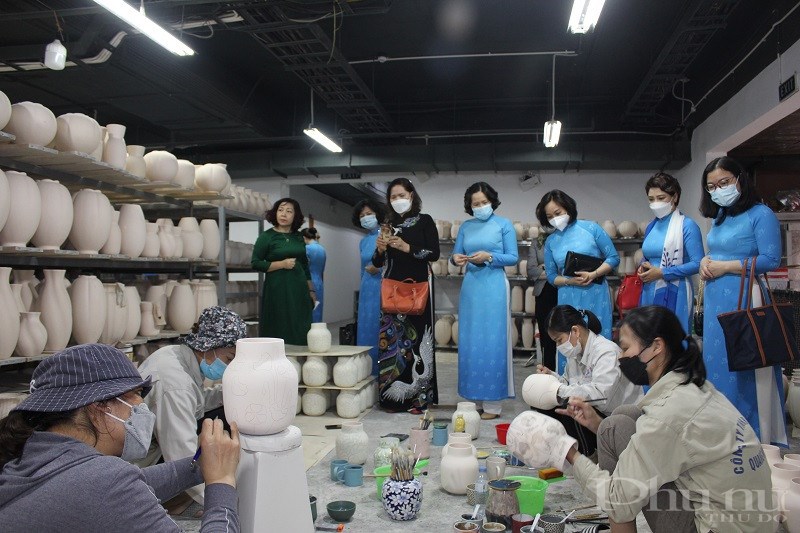 Các sản phẩm gốm sứ của Quang Vinh không chỉ gắn liền với văn hóa, du lịch mà còn gần gũi với cuộc sống thường ngày qua các mặt hàng gia dụng, mỹ nghệ, trang trí kiến trúc nội và ngoại thất.