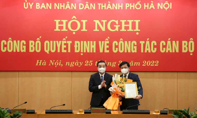 Chủ tịch UBND thành phố Hà Nội trao quyết định bổ nhiệm cho đồng chí Trương Việt Dũng