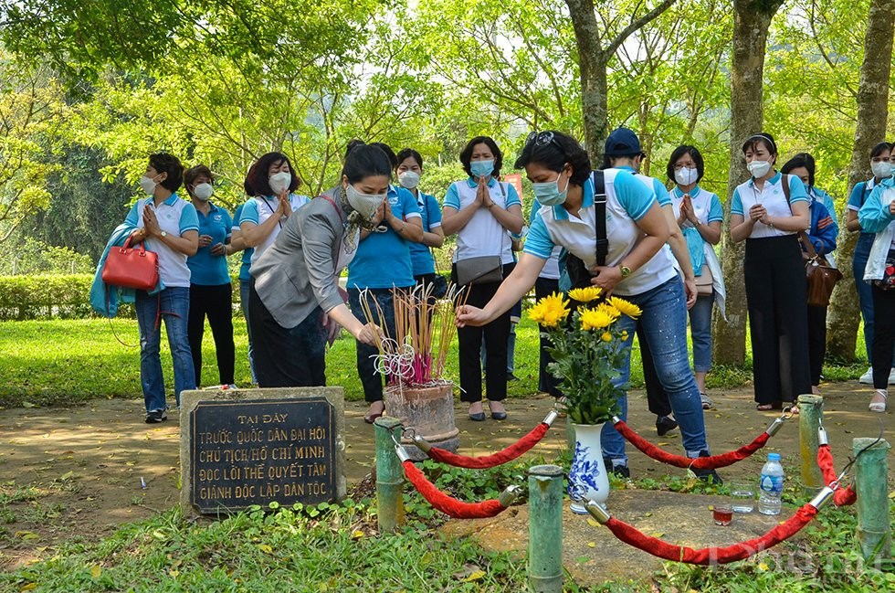 Đoàn công tác dâng hương tại Đình Tân Trào.