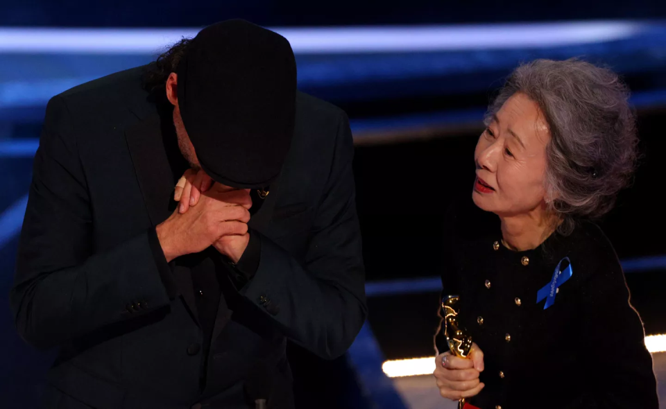 Nam diễn viên Troy Kotsur bật khóc khi nhận giải 