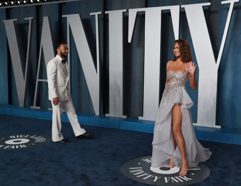 Người mẫu Chrissy Teigen và ca sĩ John Legend trên thảm đỏ lễ trao giải.