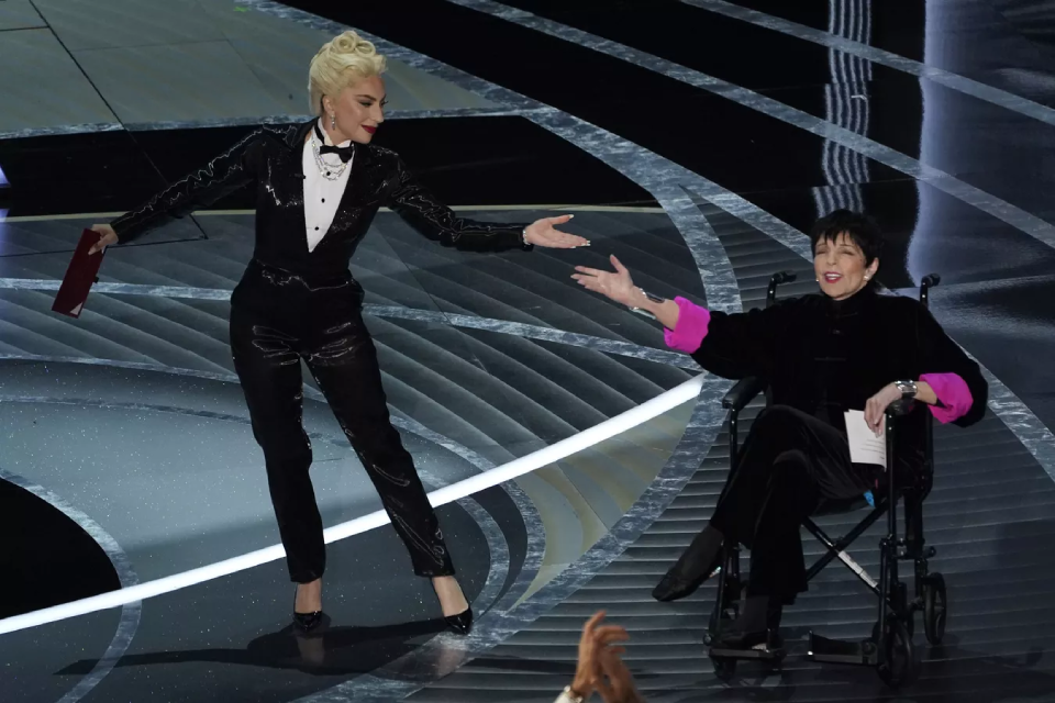 Ca sĩ kiêm diễn viên Lady Gaga biểu diễn cùng nữ diễn viên Liza Minnelli tại Oscar lần thứ 94.