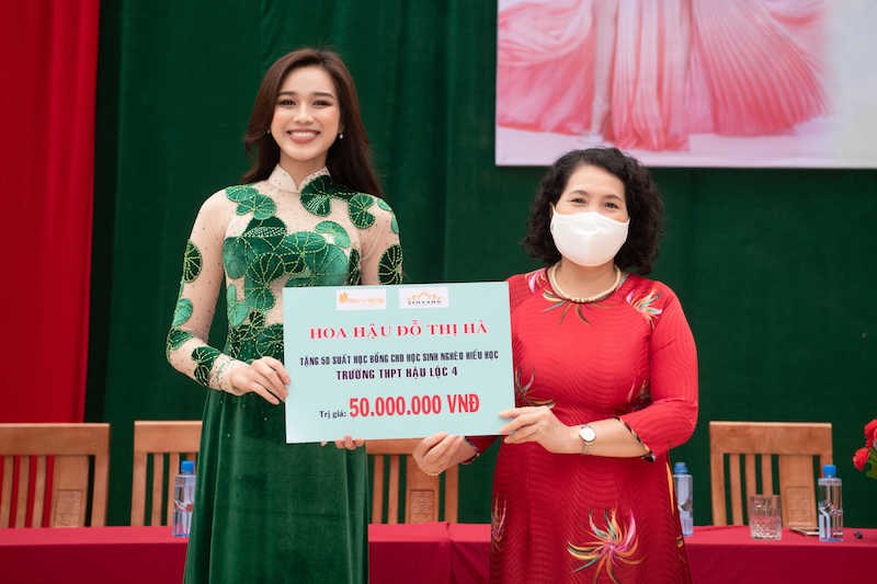 Hoa hậu tặng học bổng cho học sinh nghèo, đồng thời hỗ trợ tiền cho trường mầm non Cầu Lộc mua dụng cụ học tập từ quỹ học bổng của mình