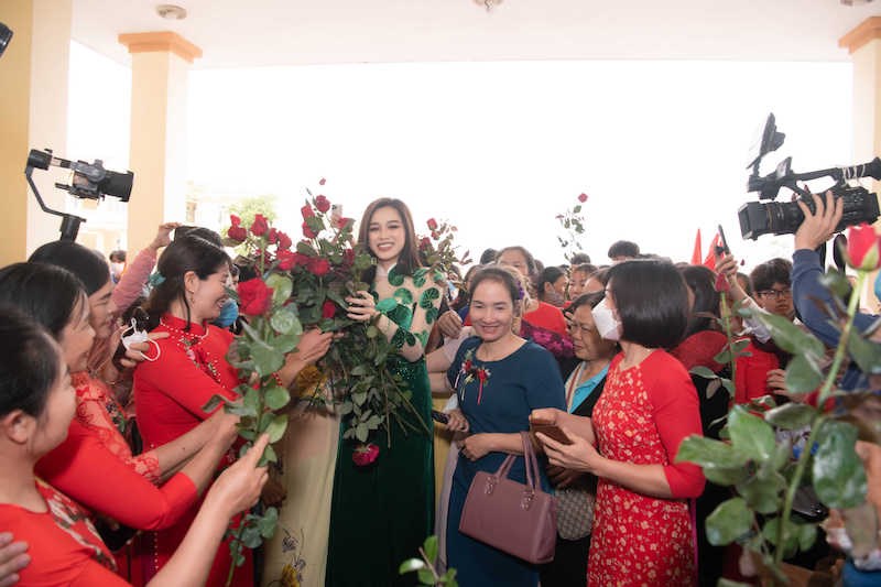 Người dân yêu mến tặng hoa cho Hoa hậu