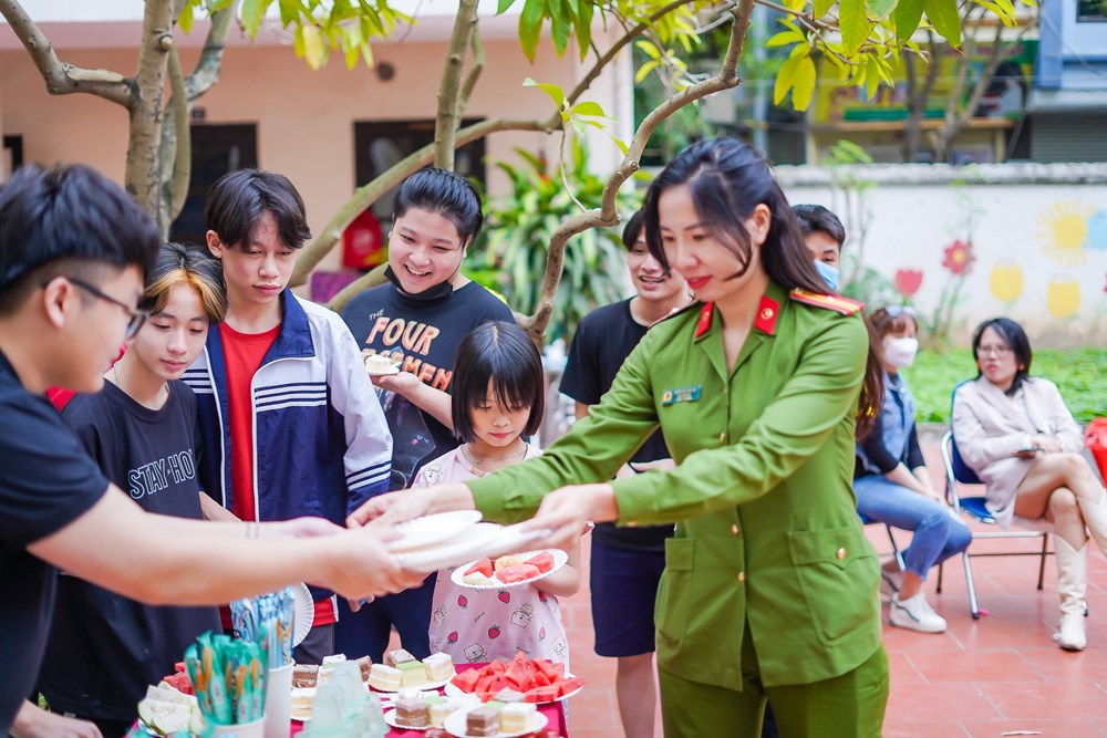 Thiếu tá Trần Thị Thu Hà, Chủ tịch Hội Phụ nữ Phòng Cảnh sát điều tra tội phạm ma túy tặng quà cho các trẻ em của Trung tâm