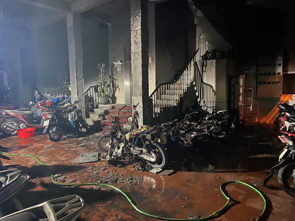 Hiện trường vụ cháy làm thiệt hại rất nhiều tài sản là xe máy ở tầng 1 toà nhà
