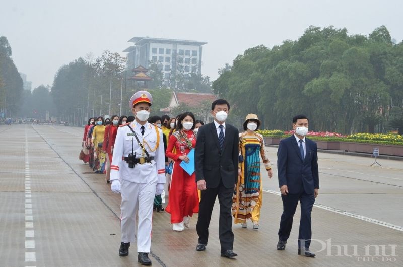 Đoàn đại biểu Hội LHPN quận Long Biên xếp hàng tiến vào lăng viếng Bác
