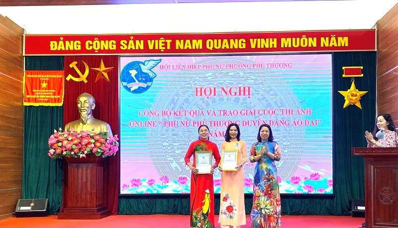 Đồng chí Công Thị Tuyết Lan, Chủ tịch Hội LHPN phường Phú Thượng, quận Tây Hồ trao giải Ấn Tượng và giải Duyên dáng cho các thí sinh