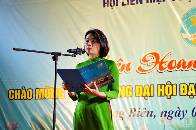 Đồng chí Đào Thu Hải – Quận Ủy viên, Chủ tịch Hội LHPN quận Long Biên phát biểu khai mạc đêm liên hoan văn nghệ