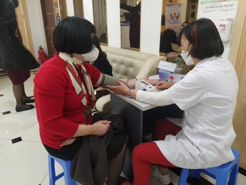 Hội LHPN quận Ba Đình: Thăm tặng quà y bác sĩ, chăm sóc sức khỏe hậu Covid-19 cho cán bộ, hội viên - ảnh 6