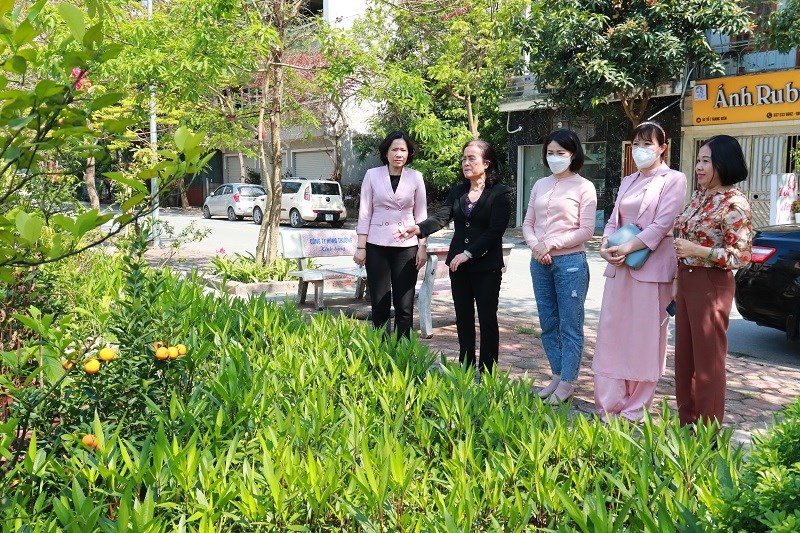Cô Vũ Thị Toán giới thiệu với Đoàn cán bộ Hội Phụ nữ mô hình chăm sóc vườn hoa, cây xanh do Chi hội Phụ nữ tổ dân phố số 7 triển khai, góp phần làm đẹp môi trường, cảnh quan đô thị