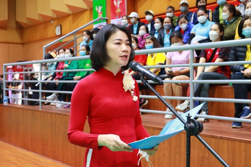 Đào Thu Hải, Quận ủy viên, Chủ tịch Hội LHPN quận Long Biên phát biểu khai mạc tại Ngày hội