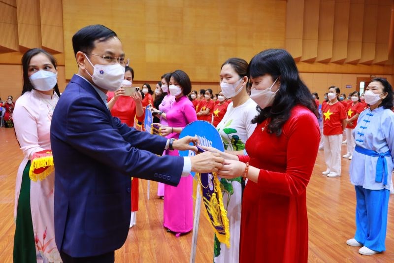 Đồng chí Ngô Mạnh Điềm, Phó Bí thư Thường trực quận ủy Long Biên trao cờ lưu  niệm cho các đội thi