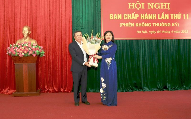 Phó Bí thư Thường trực Thành ủy Nguyễn Thị Tuyến tặng hoa chúc mừng tân Phó Chủ tịch Hội Nông dân thành phố Nguyễn Hữu Hoàng