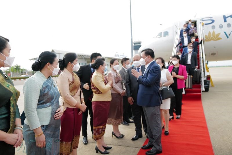 Lãnh đạo Thủ đô Viêng Chăn đón đồng chí Bí thư Thành ủy Hà Nội Đinh Tiến Dũng và Đoàn đại biểu cấp cao thành phố Hà Nội tại sân bay Viêng Chăn