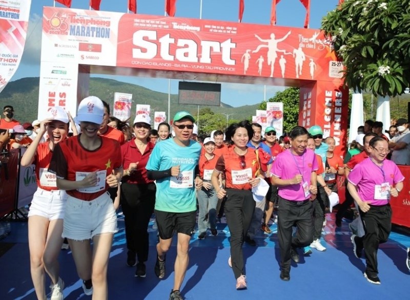 Ban tổ chức, các nhà tài trợ tham gia chạy hưởng ứng tại Tiền Phong Marathon 2022.