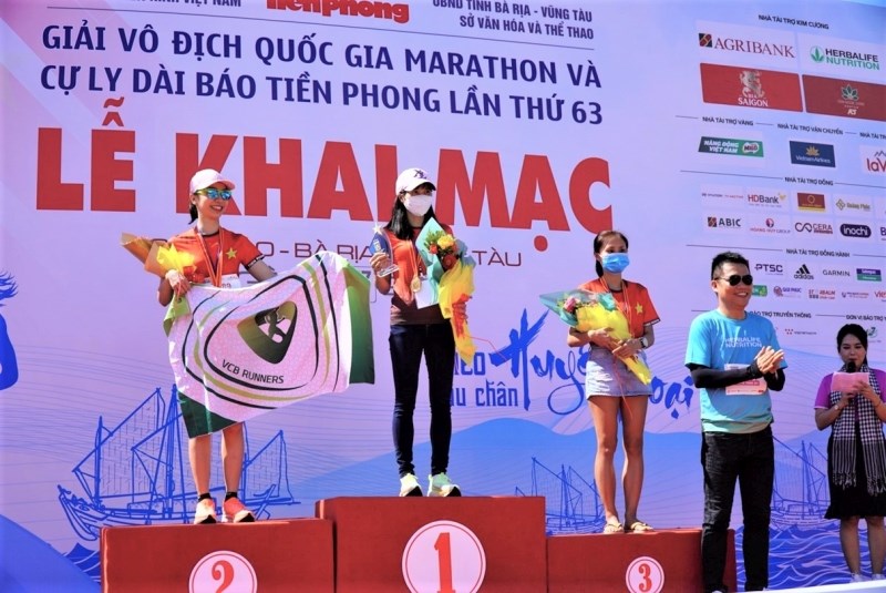 Ông Nguyễn Thành Đạt, Giám Đốc Truyền Thông Herbalife Việt Nam trao huy chương cho các vận động viên đạt giải.