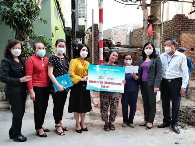 Đại diện lãnh đạo Hội LHPN quận Hoàng Mai và các ban ngành đoàn thể phường Tân Mai trao hỗ trợ cho chị Phùng.