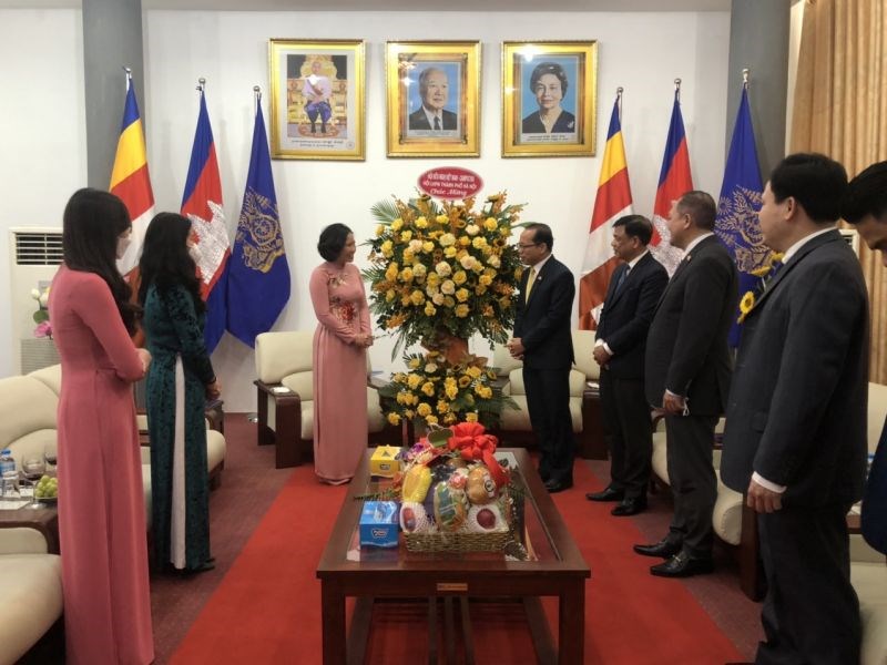 Đồng chí đồng chí Lê Kim Anh, Chủ tịch Hội LHPN Hà Nội, Chủ tịch Hội Hữu nghị Việt Nam- Campuchia thành phố Hà Nội thăm, chúc Tết tại Đại sứ quán Campuchia