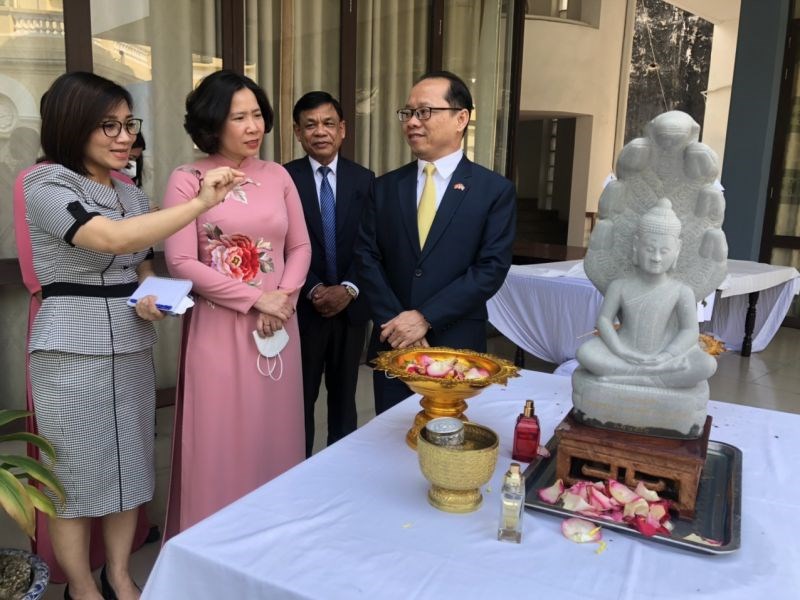 ngài đại sứ Đặc mệnh Toàn quyền Vương quốc Campuchia tại Việt Nam Chay Navuth giới thiệu với đoàn công tác của Hội LHPN Hà Nội phong tục tắm tượng Phật trong ngày Tết cổ truyền Campuchia