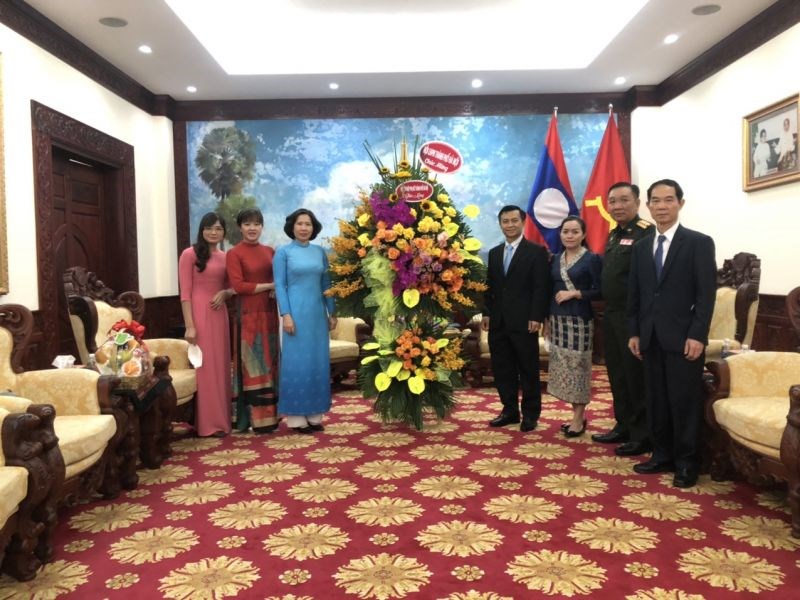 Đoàn công tác thăm, chúc Tết, tặng hoa tại Đại sứ quán Lào tại Việt Nam