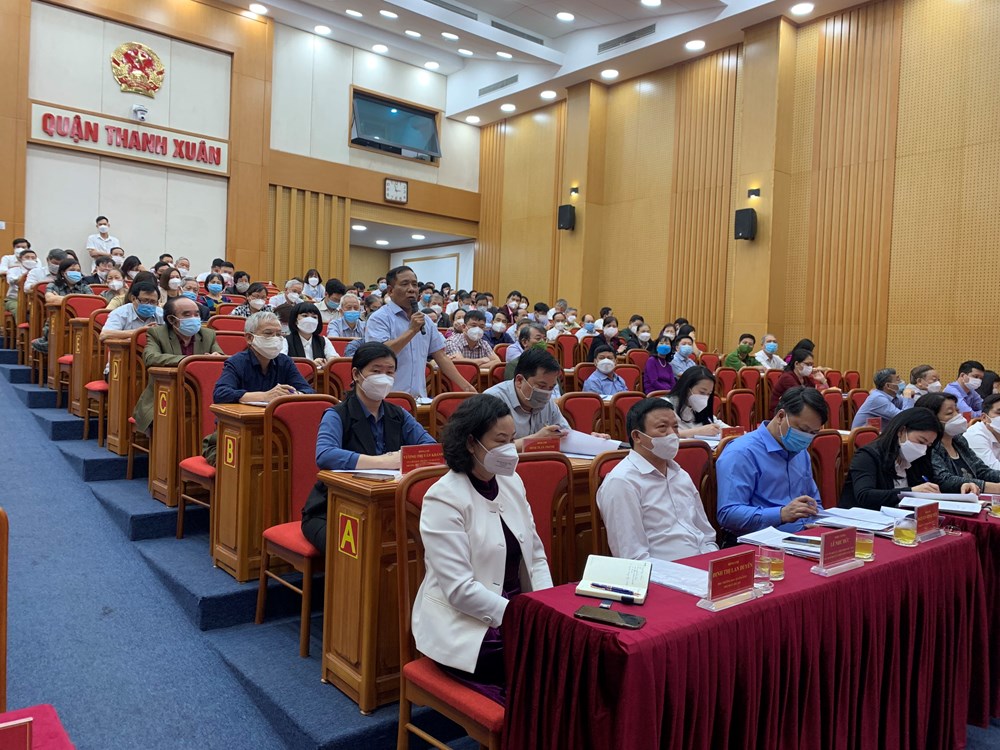 Ông Phạm Phú Giầu, Phó Bí thư Chi bộ, Tổ trưởng Tổ dân phố 6 phường Khương Trung phản ánh ý kiến người dân tại Hội nghị